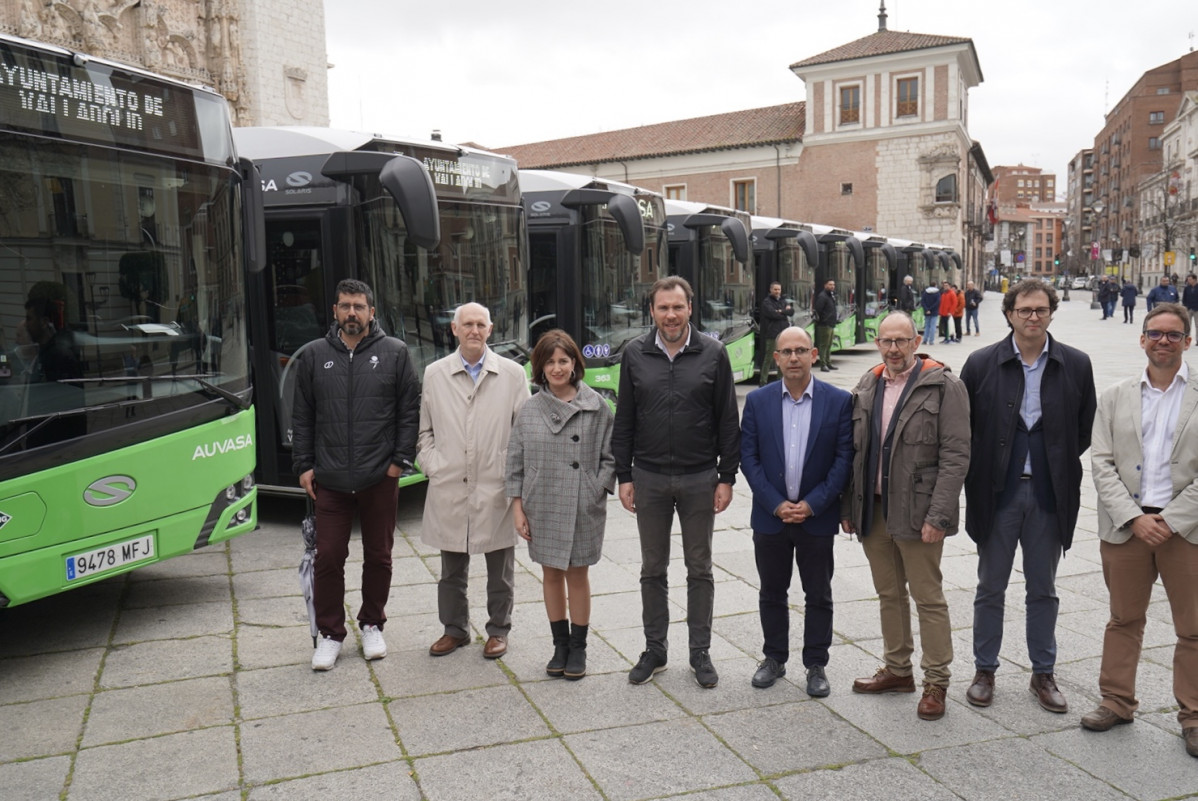 Auvasa presenta 14 nuevos autobuses de gnc construidos por solaris