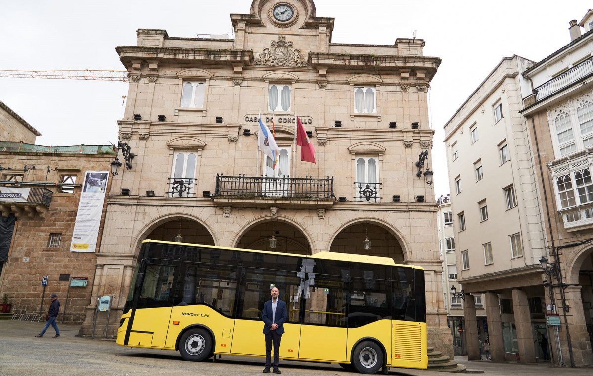 Ourense recibe el primero de los 15 nuevos microbuses de isuzu