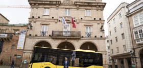 Ourense recibe el primero de los 15 nuevos microbuses de isuzu