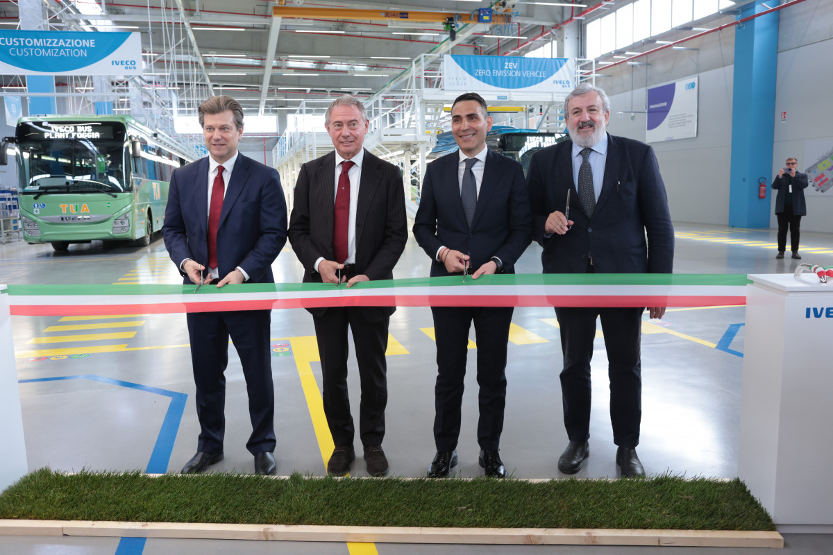 Iveco bus inaugura una planta de produccion de autobuses en italia