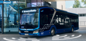 Man trabaja en el autobus urbano autonomo con mobileye