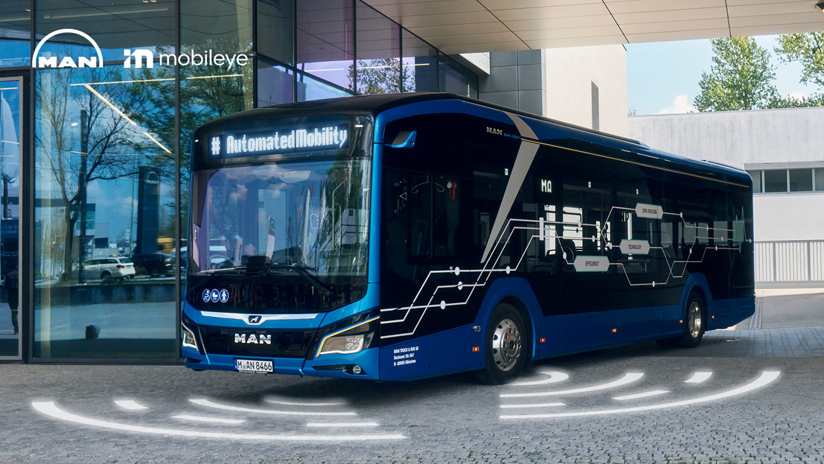 Man trabaja en el autobus urbano autonomo con mobileye