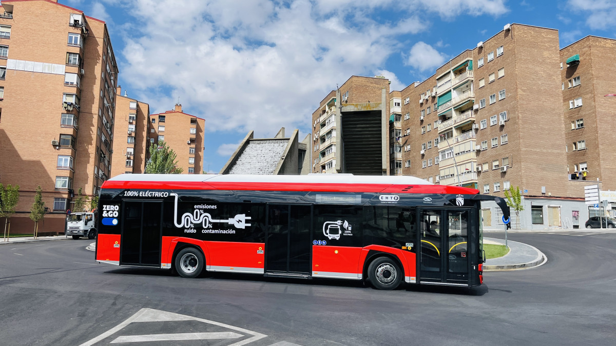 La emt de fuenlabrada recibe los dos primeros autobuses electricos