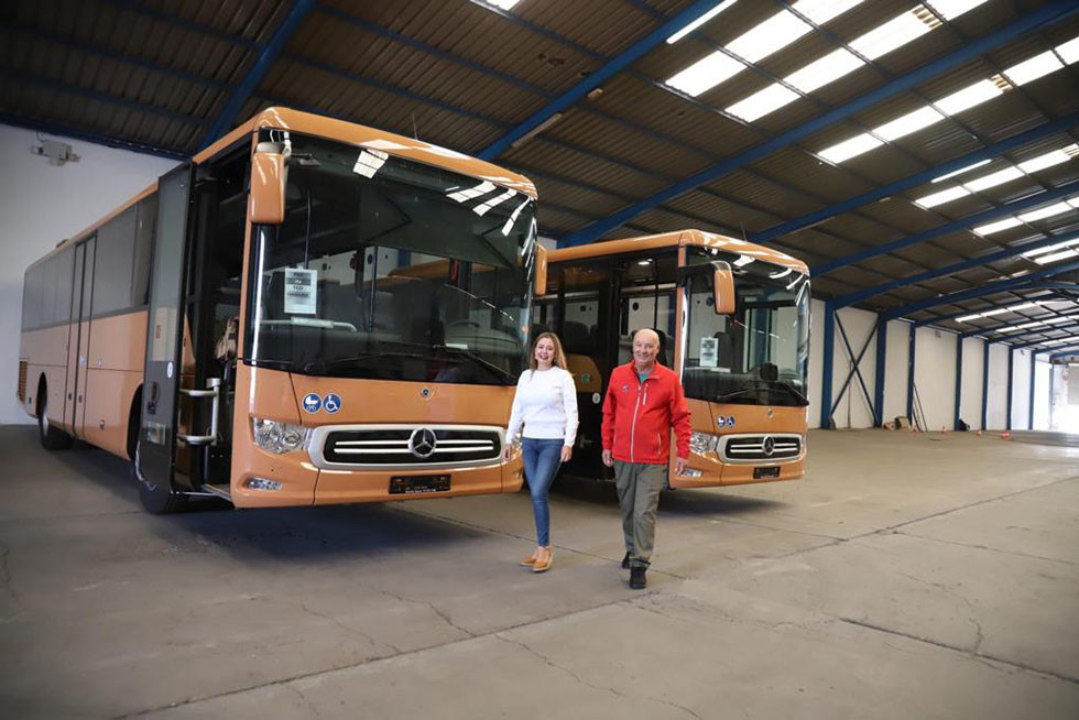 Llegan los tres primeros autobuses hibridos para el parque de timanfaya