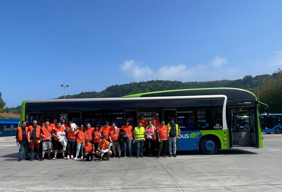 Dbus recibe la visita de un grupo de estudiantes de movilidad