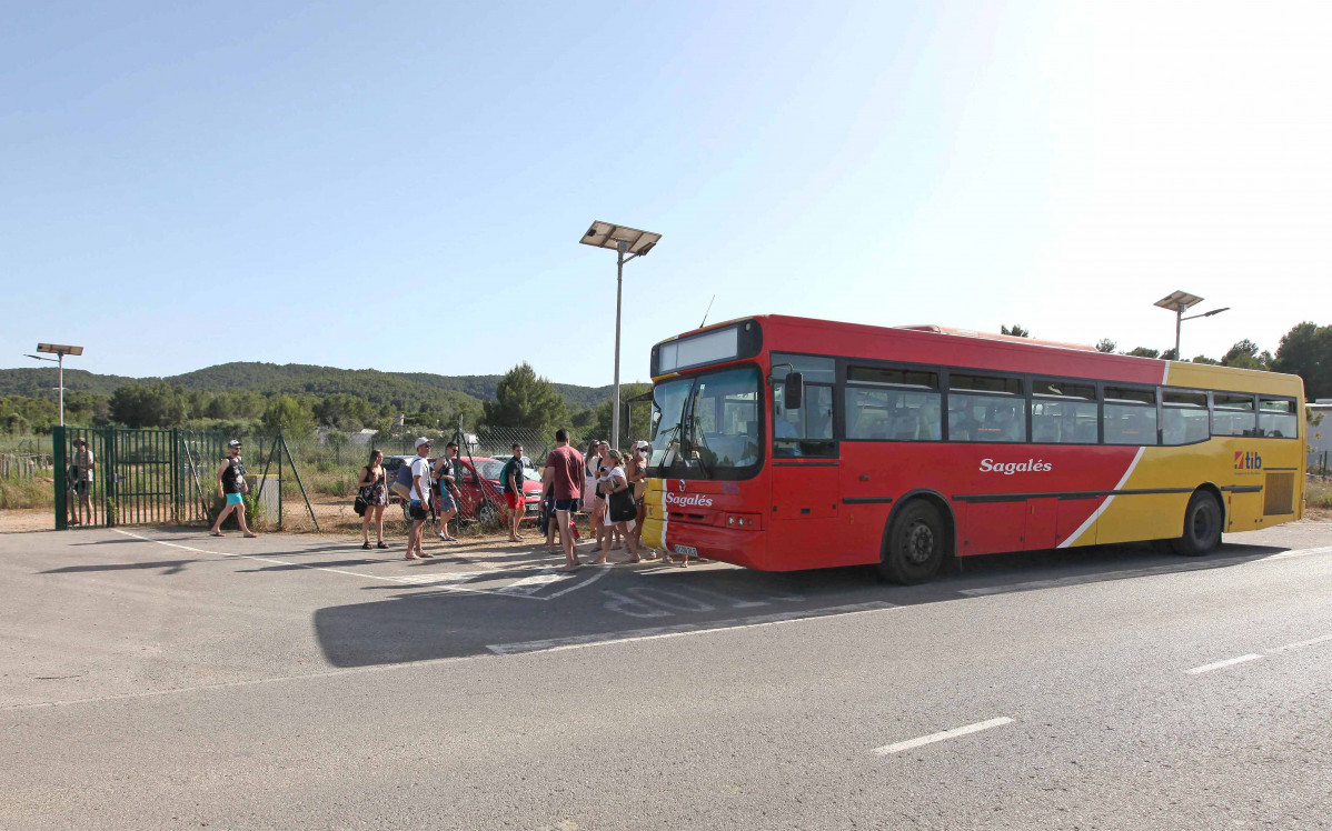 Ibiza activa el autobus lanzadera a la playa de benirras