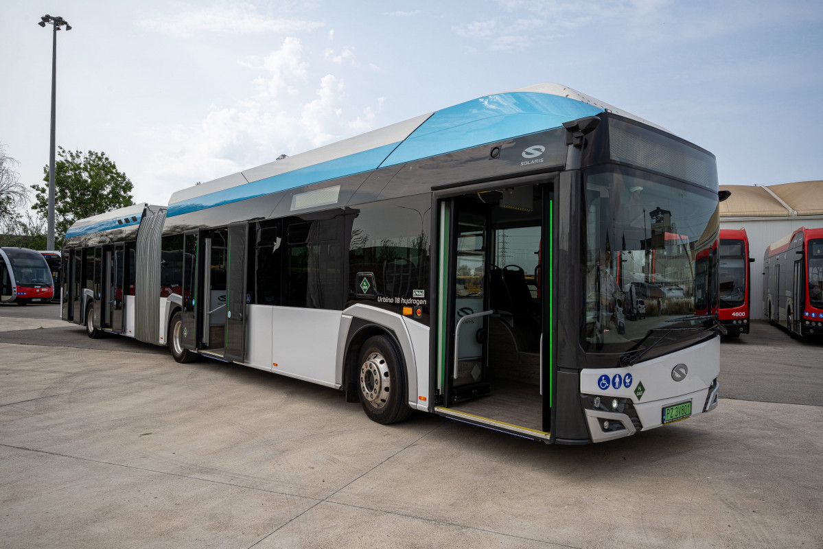 Tmb prueba el autobus articulado de hidrogeno de solaris