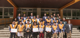 Man entrega los diplomas de la octava promocion del pegc