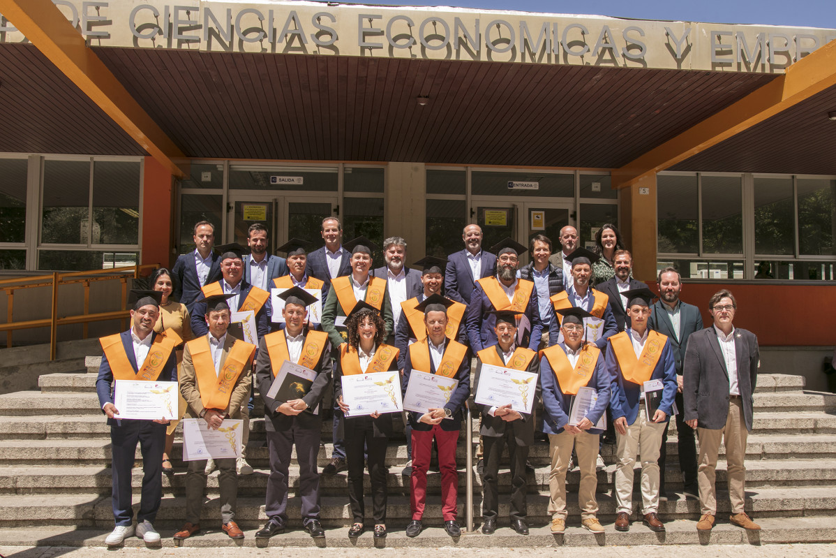 Man entrega los diplomas de la octava promocion del pegc