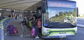 Los turistas pueden pagar con tarjeta bancaria en el bizkaibus del aeropuerto de bilbao