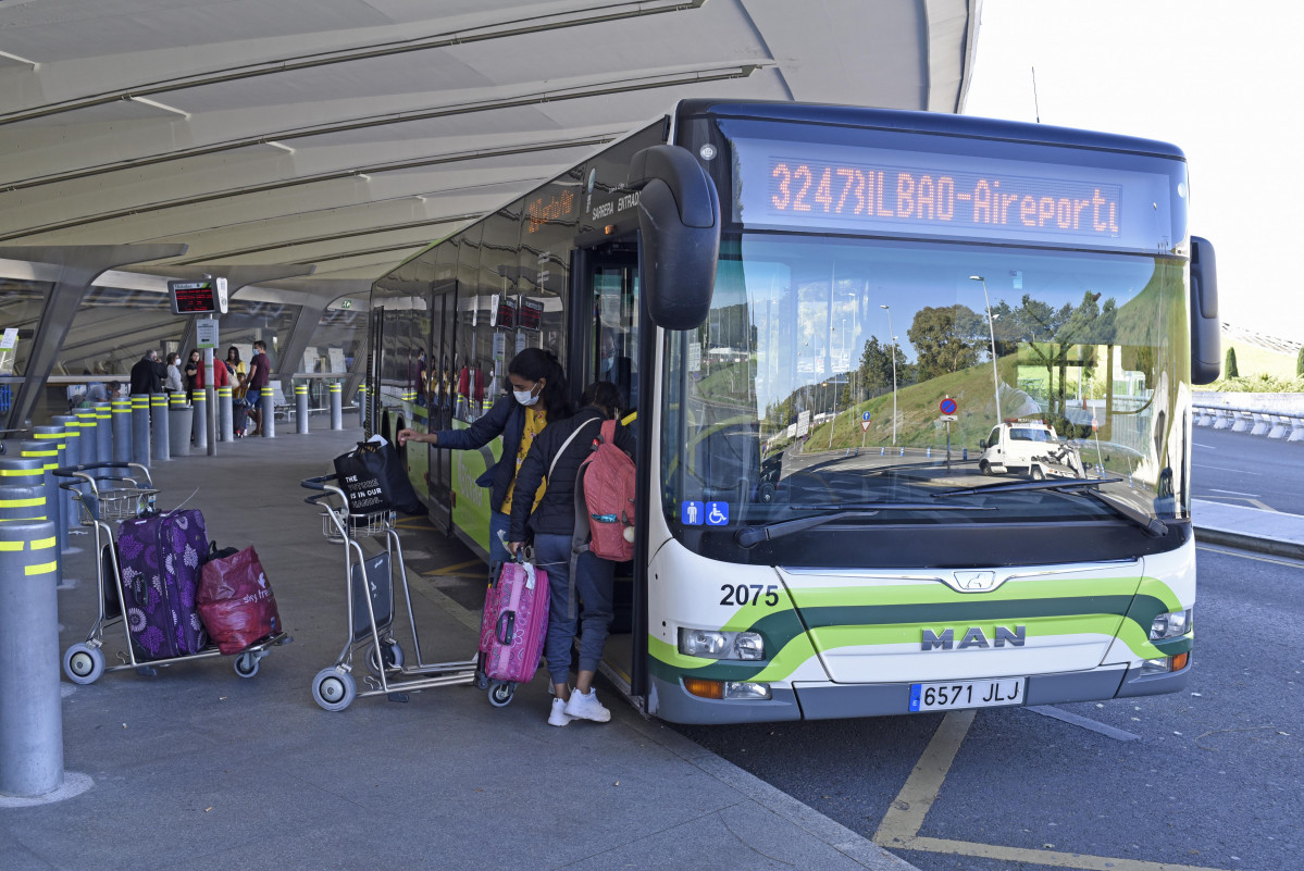 Los turistas pueden pagar con tarjeta bancaria en el bizkaibus del aeropuerto de bilbao
