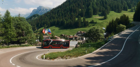 Man prueba el lions city 10 e en los dolomitas del tirol