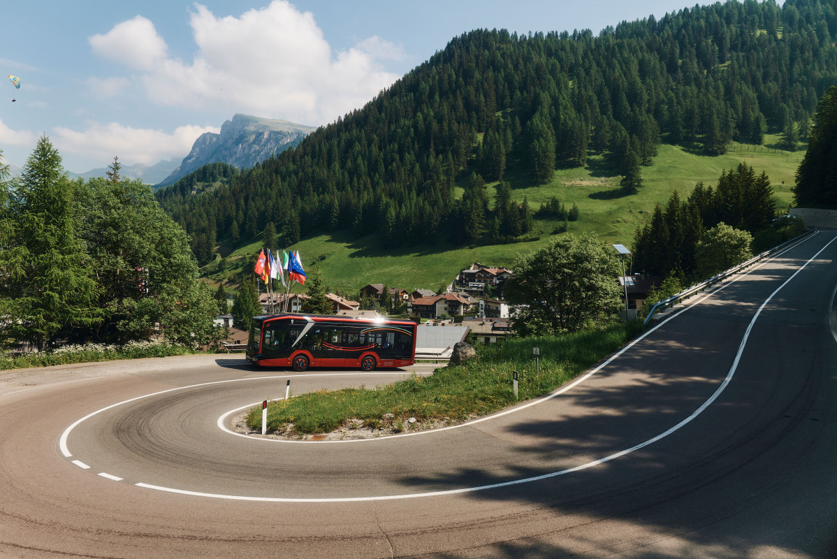 Man prueba el lions city 10 e en los dolomitas del tirol