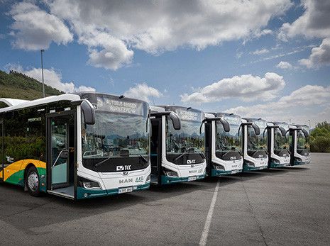 El tuc de pamplona estrena seis autobuses hibridos articulados de man