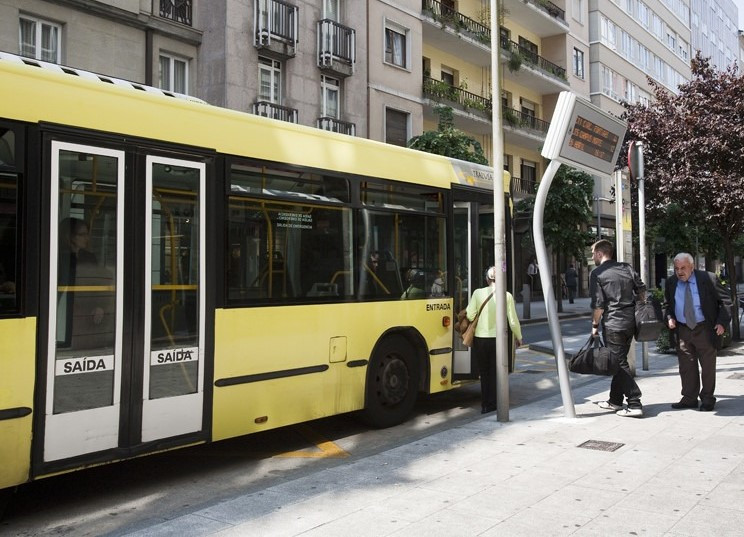 Santiago aprueba una cesion de credito a tussa para alquilar autobuses