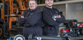 Los parts specialists muestran como sustituir un arbol de transmision
