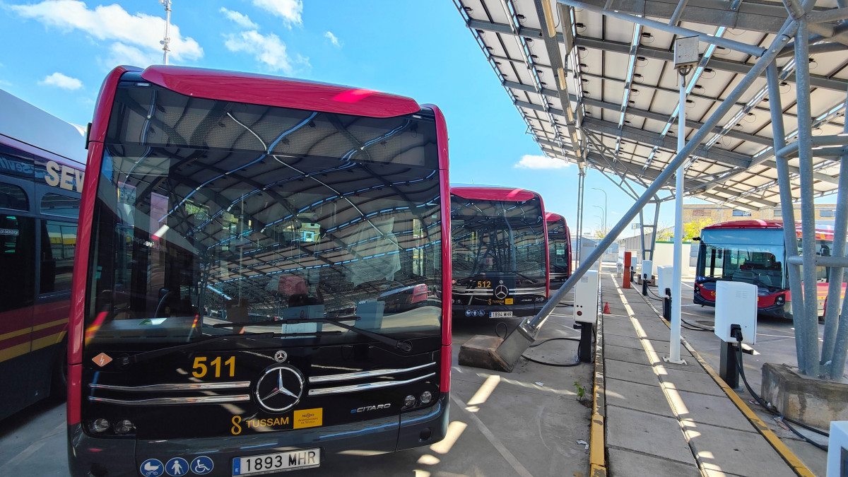 Tussam adquiere 28 autobuses electricos mercedes benz ecitaro