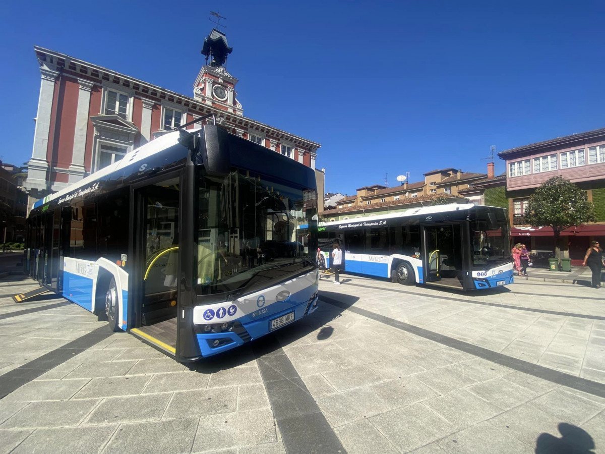 Emutsa presenta dos nuevos autobuses hibridos de solaris