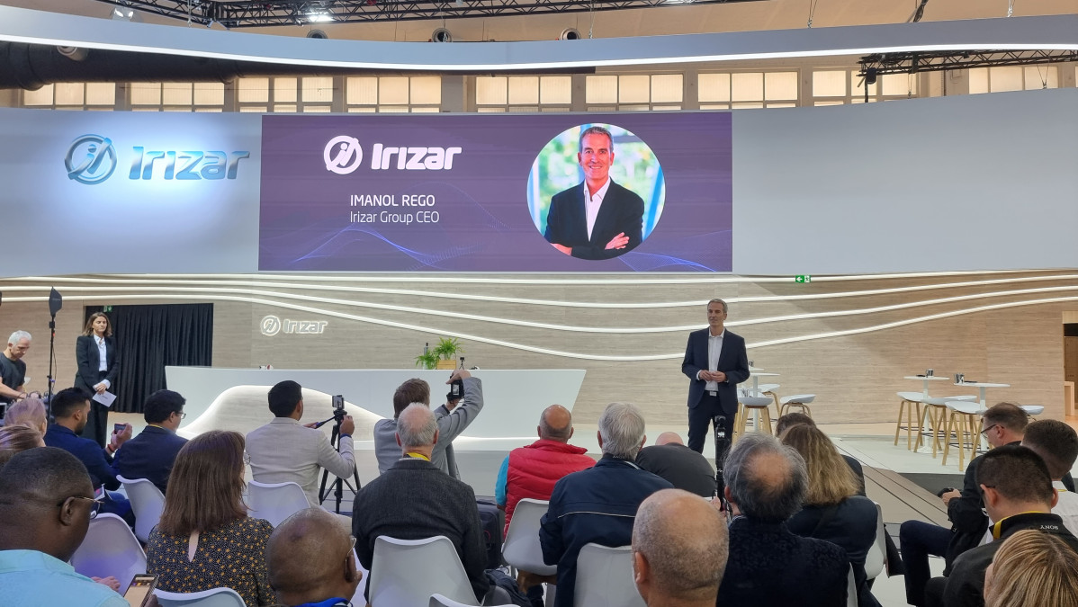 Irizar presenta en busworld el nuevo autocar i6s de hidrogeno