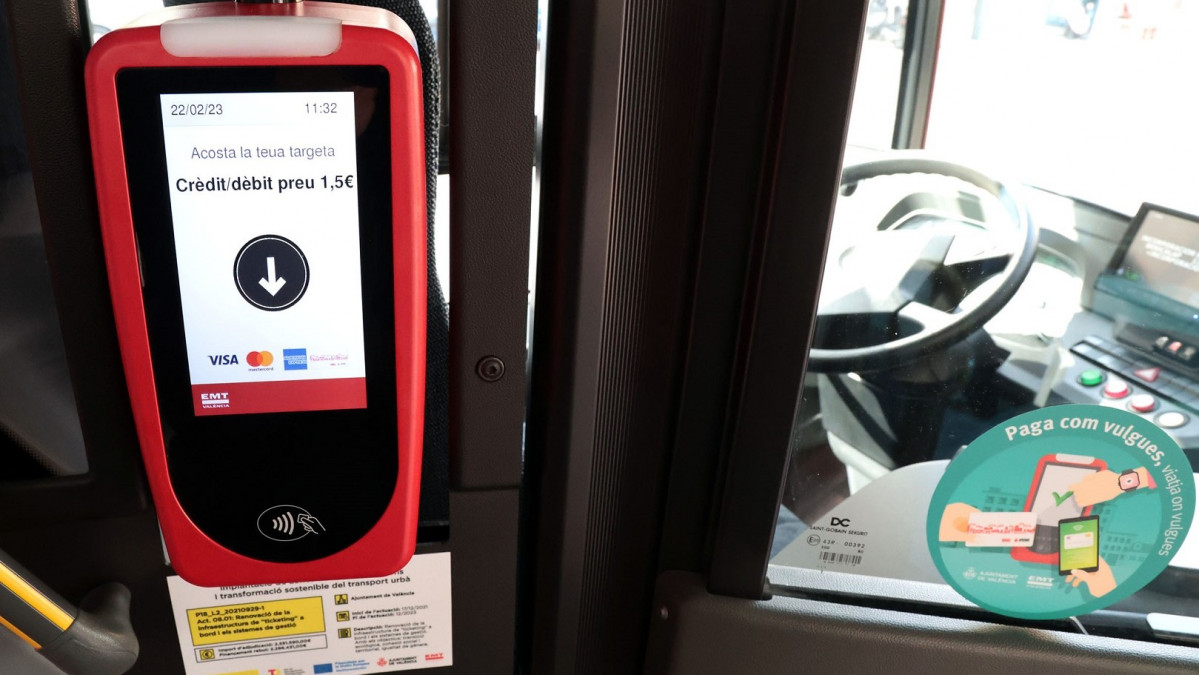 La emt de valencia transporta 100000 usuarios mas en el puente del 9 de octubre