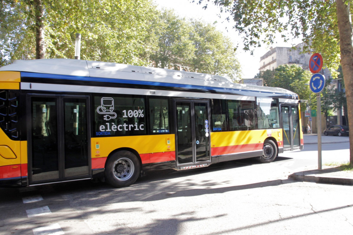 El transporte publico de girona estrena dos autobuses electricos iveco