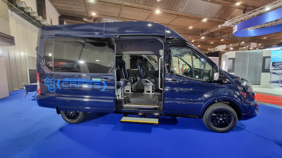Ferqui presenta el primer microbus electrico sobre furgon ford etransit