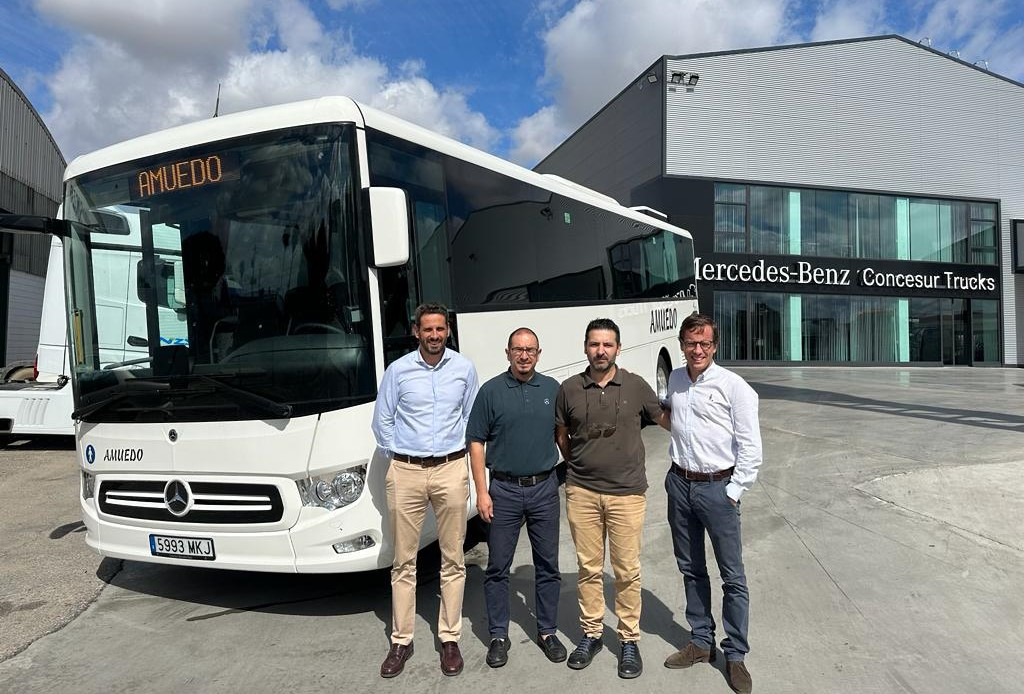 Amuedo recibe el primer mercedes benz intouro hibrido de sevilla