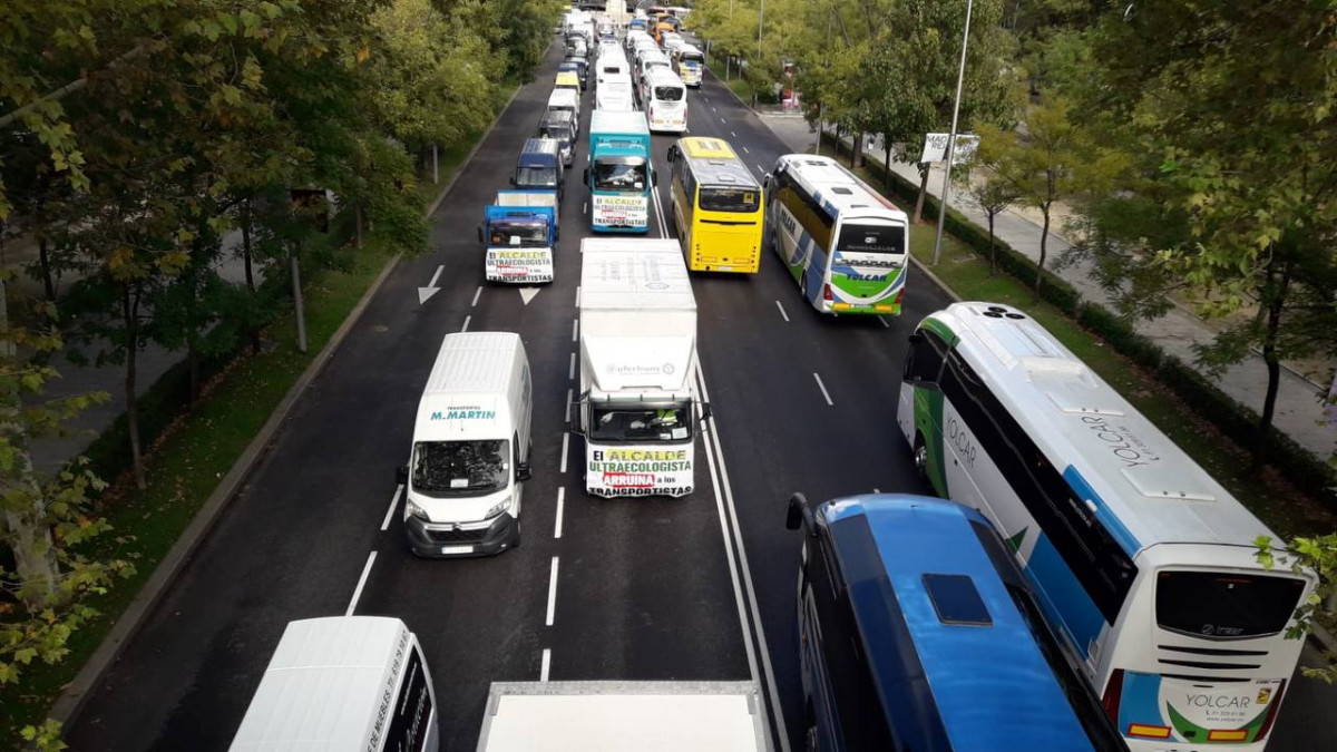 Autocares y camiones realizan una marcha lenta por madrid para denunciar su expulsion del centro
