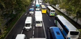 Autocares y camiones realizan una marcha lenta por madrid para denunciar su expulsion del centro