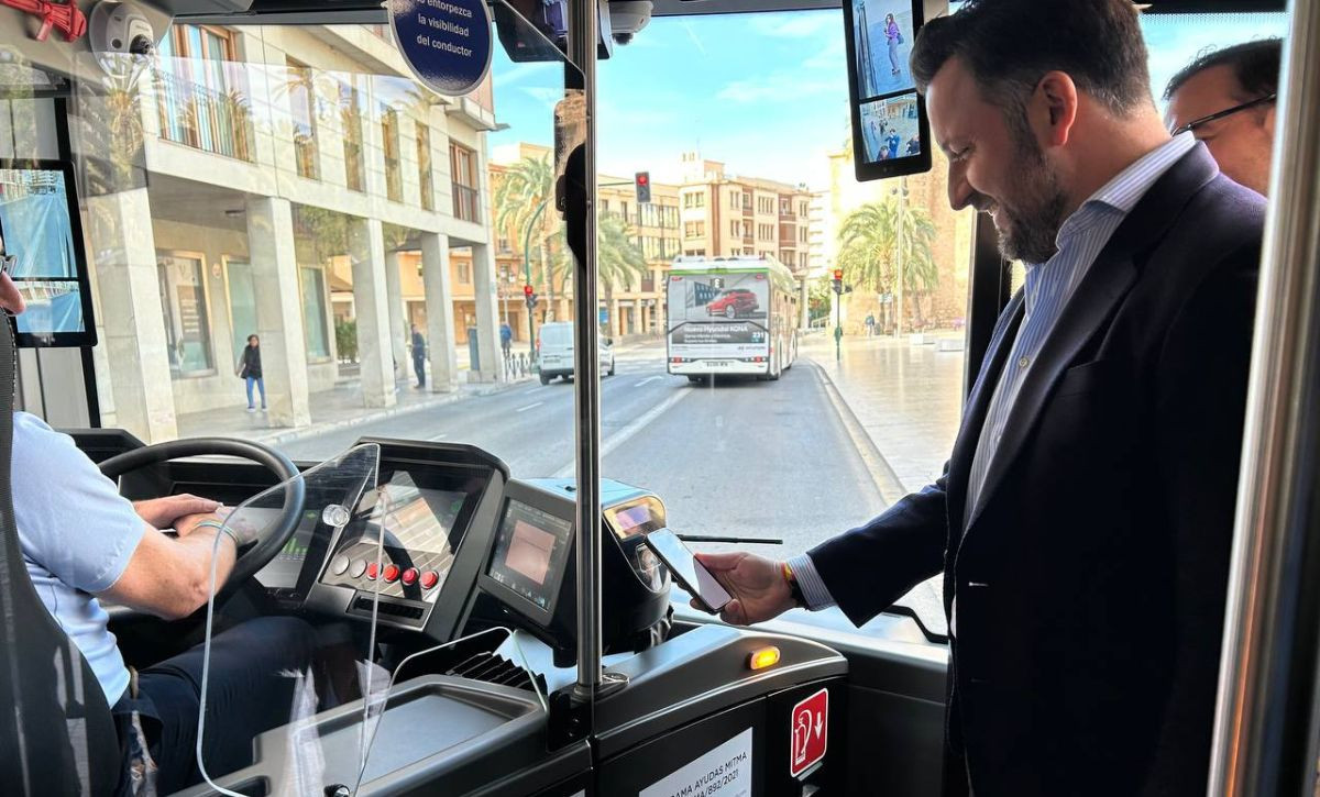 Auesa activa el pago con tarjeta bancaria en los autobuses