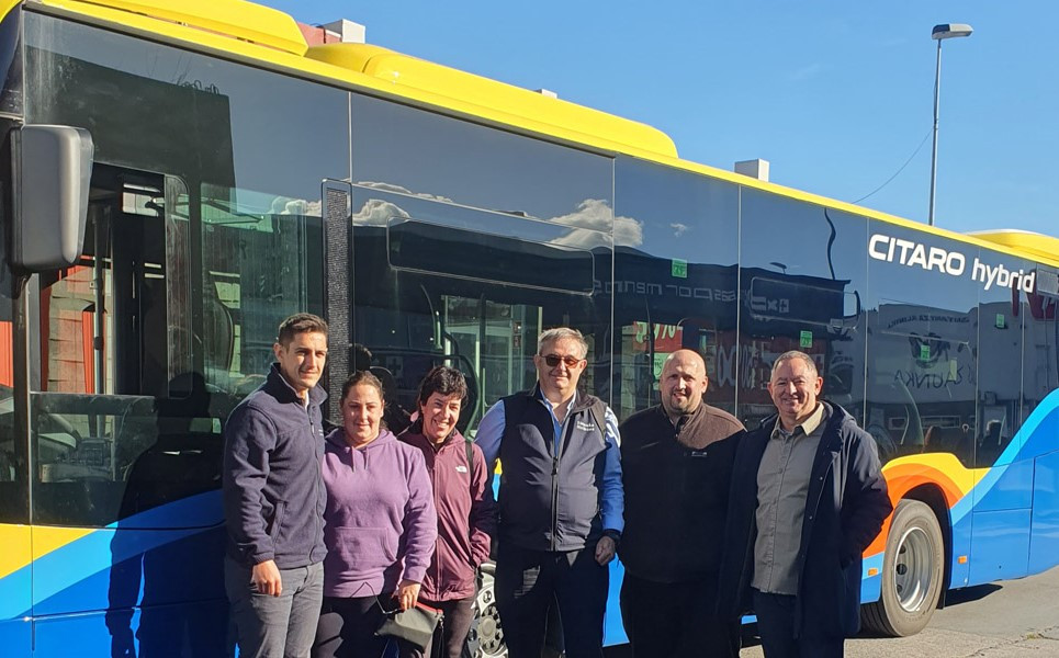 Zarauz presenta un nuevo autobus hibrido de mercedes benz