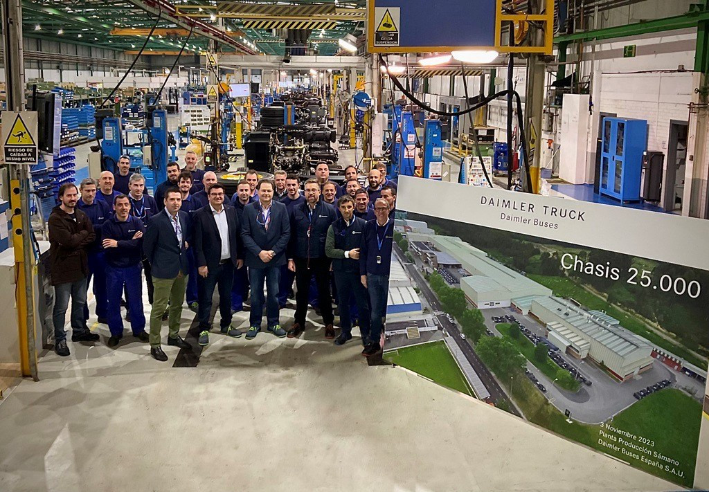 La planta de mercedes benz en samano celebra la fabricacion de su chasis 25000