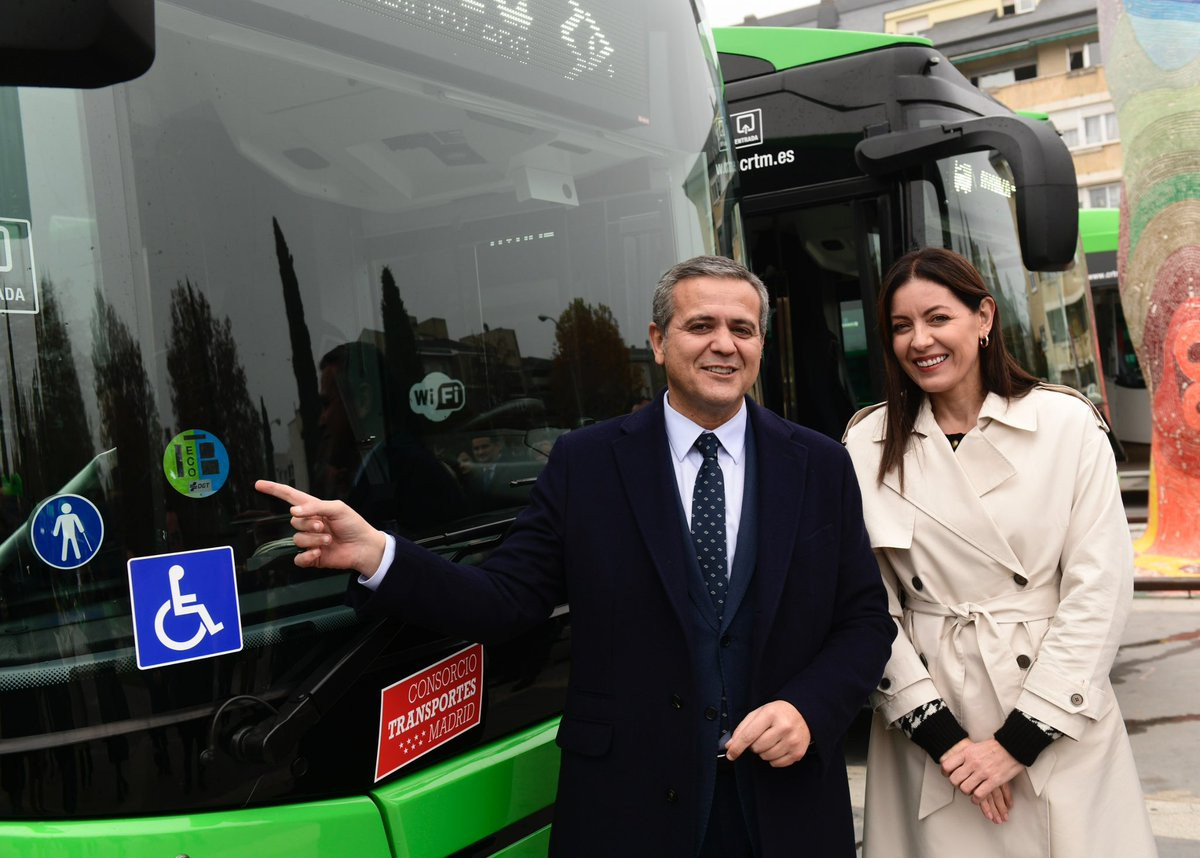 El crtm presenta 15 nuevos autobuses hibridos scania en majadahonda