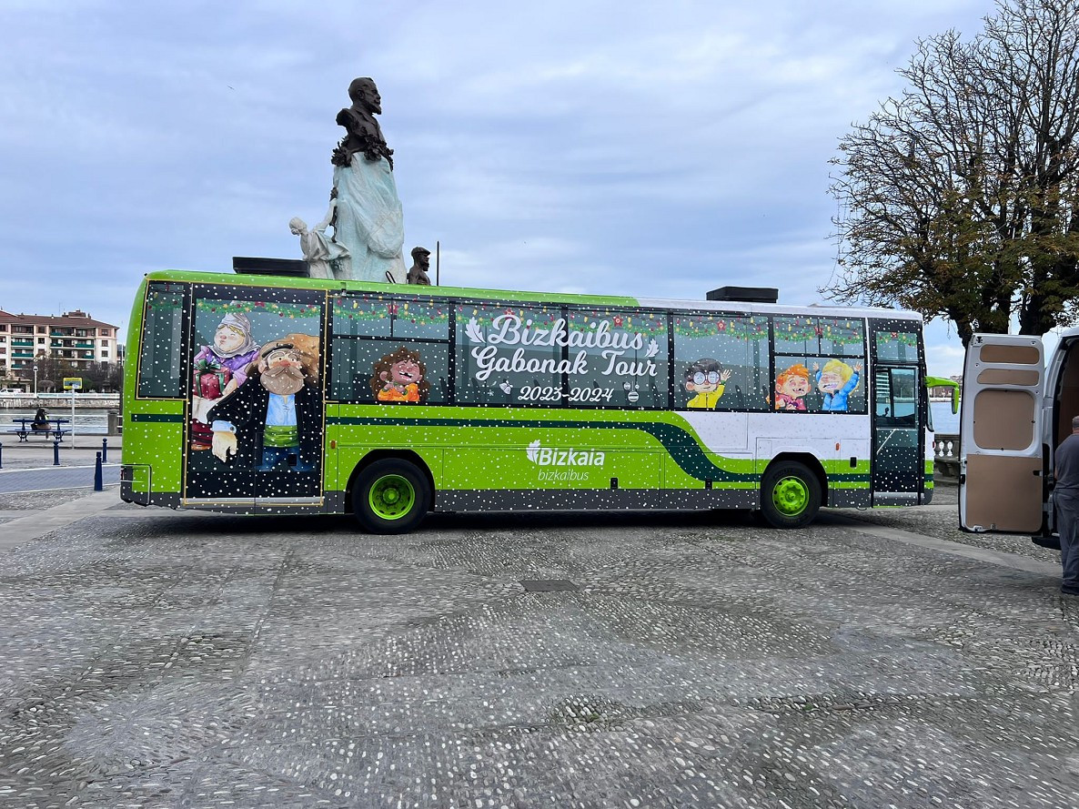 Un autobus de bizkaibus acerca la navidad a los municipios de vizcaya