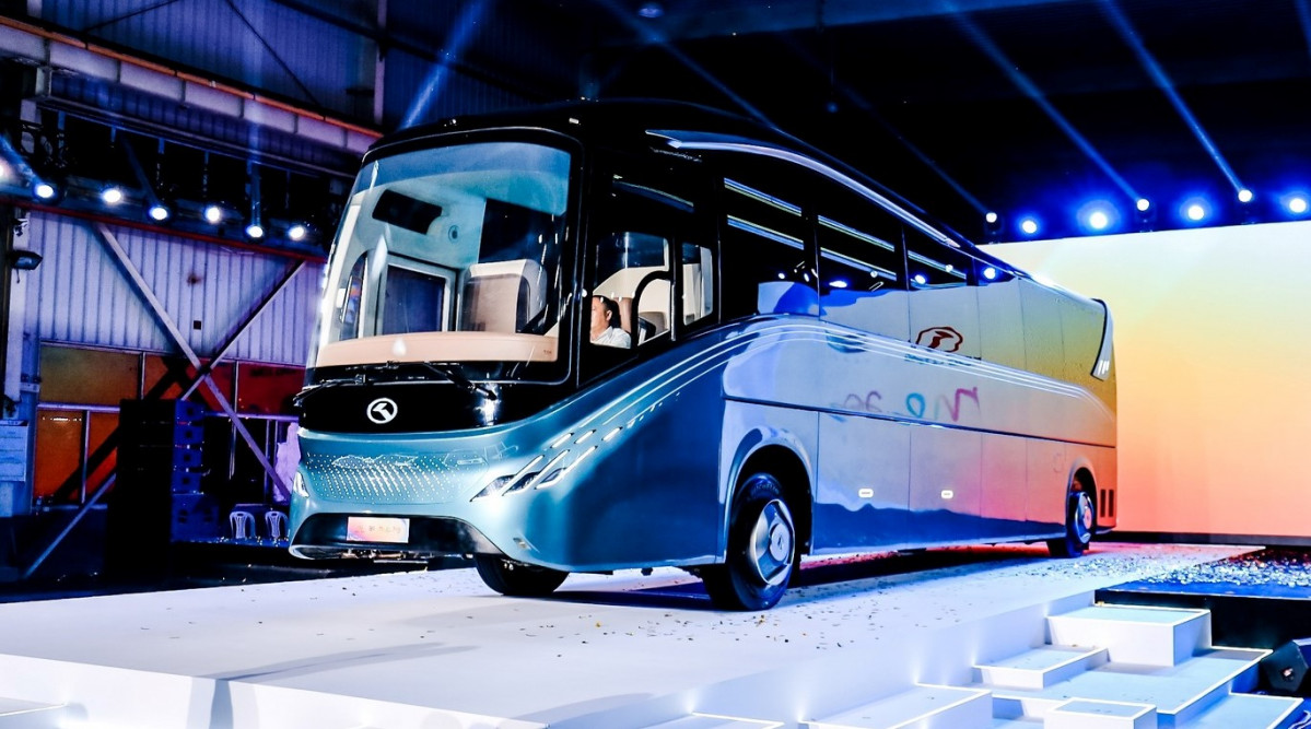 King long presenta el prototipo de autocar electrico merry combo