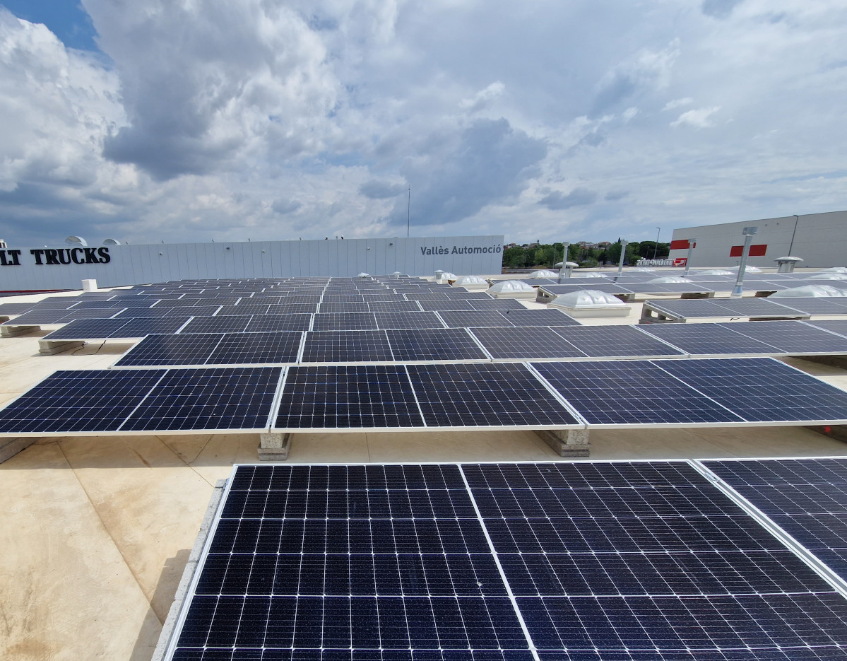 Moventia y endesa x instalan 1300 paneles fotovoltaicos en 12 bases