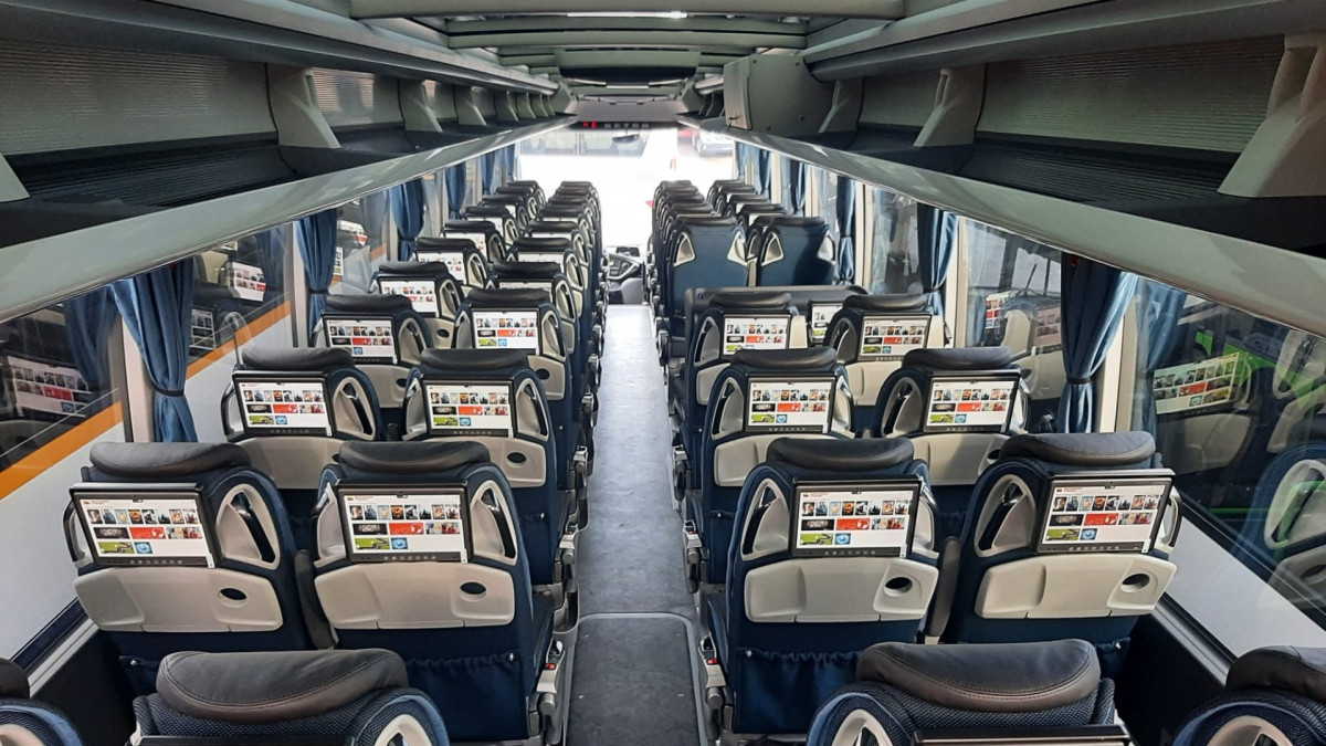 Azimut equipa cuatro autocares setra con entretenimiento a bordo