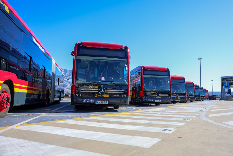 Tussam incorpora 11 autobuses articulados electricos de mercedes benz