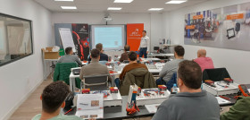 Top truck forma a sus talleres en reparaciones de vehiculos electricos