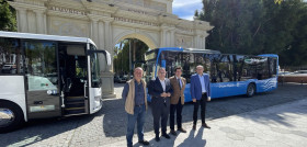 Almuñecar presenta dos autobuses hibridos de mercedes benz