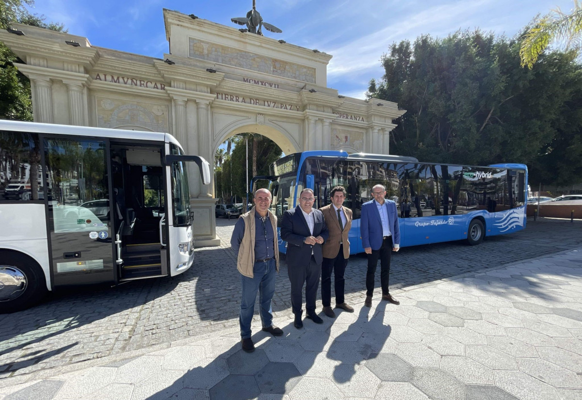 Almuu00f1ecar presenta dos autobuses hibridos de mercedes benz