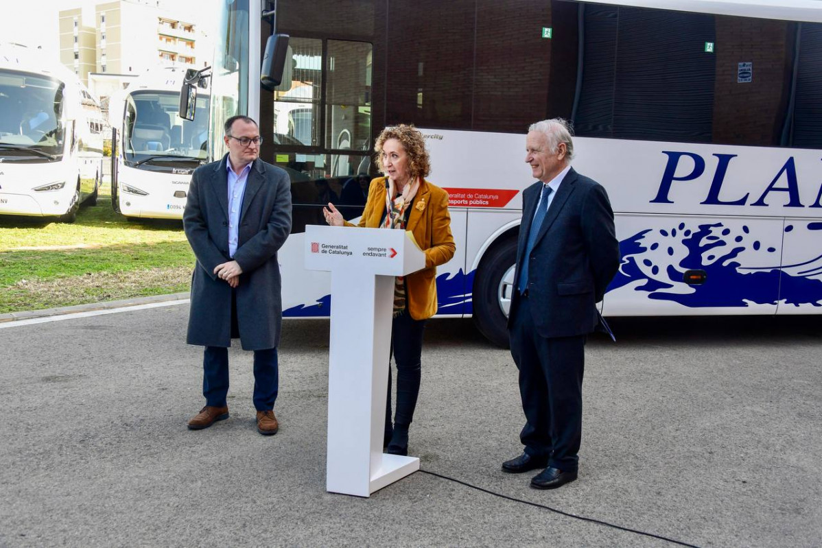 Plana presenta nueve autocares para los servicios del garraf y costa dorada