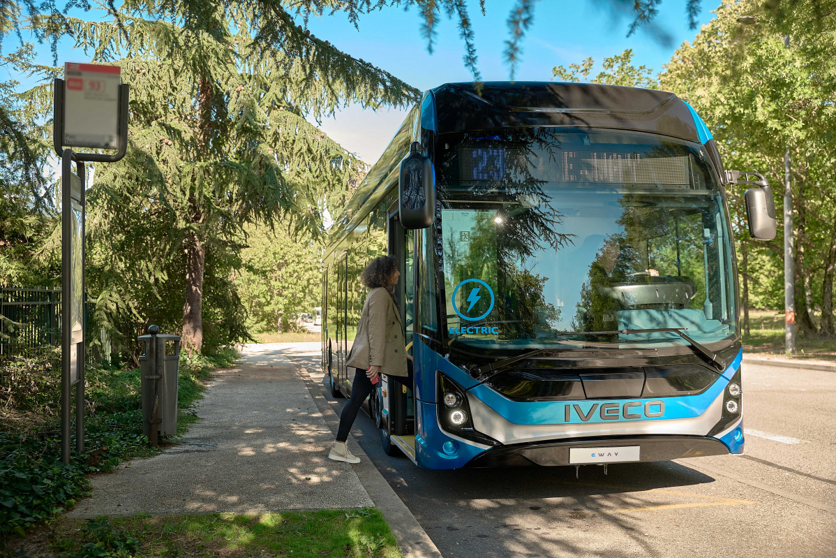 Iveco bus suministrara 14 autobuses electricos al amb de barcelona