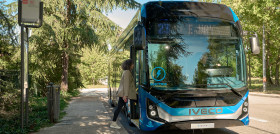 Iveco bus suministrara 14 autobuses electricos al amb de barcelona