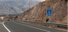 El gobierno se comprometera por ley a descartar los peajes en las autovias
