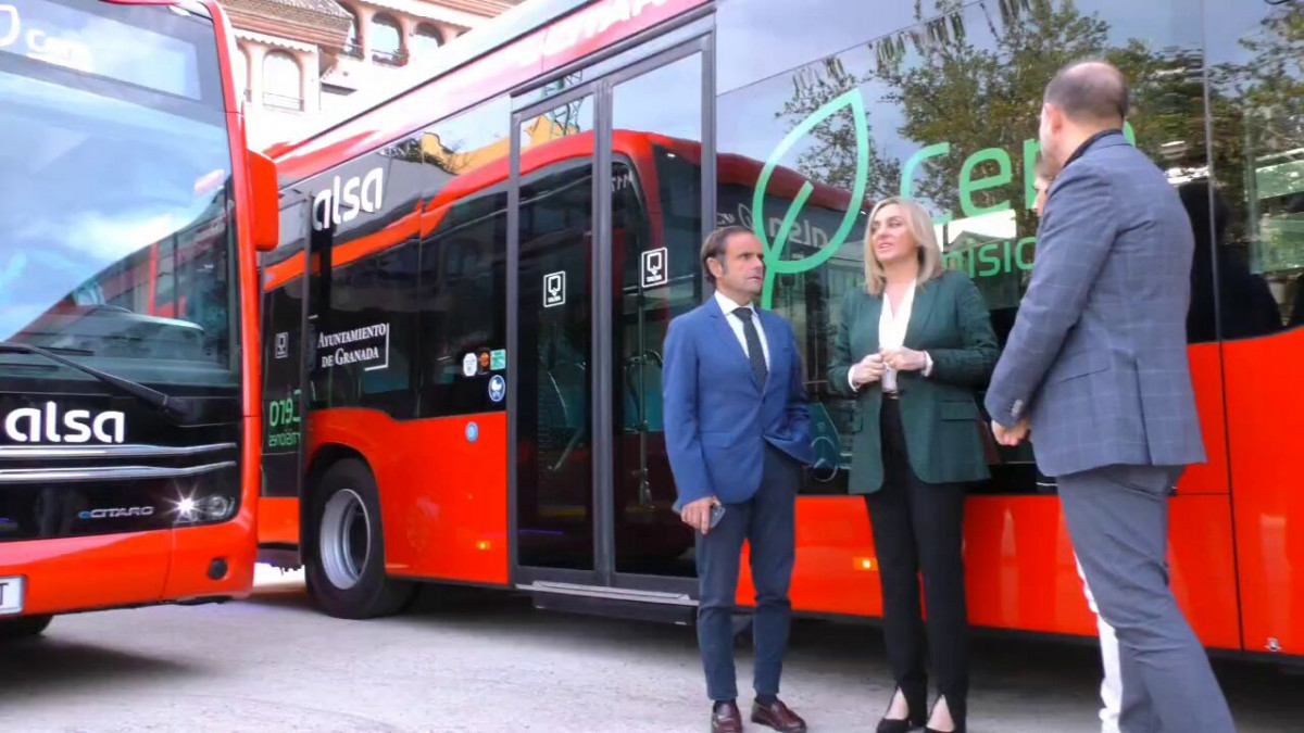 Alsa estrena dos autobuses electricos mercedes benz en granada