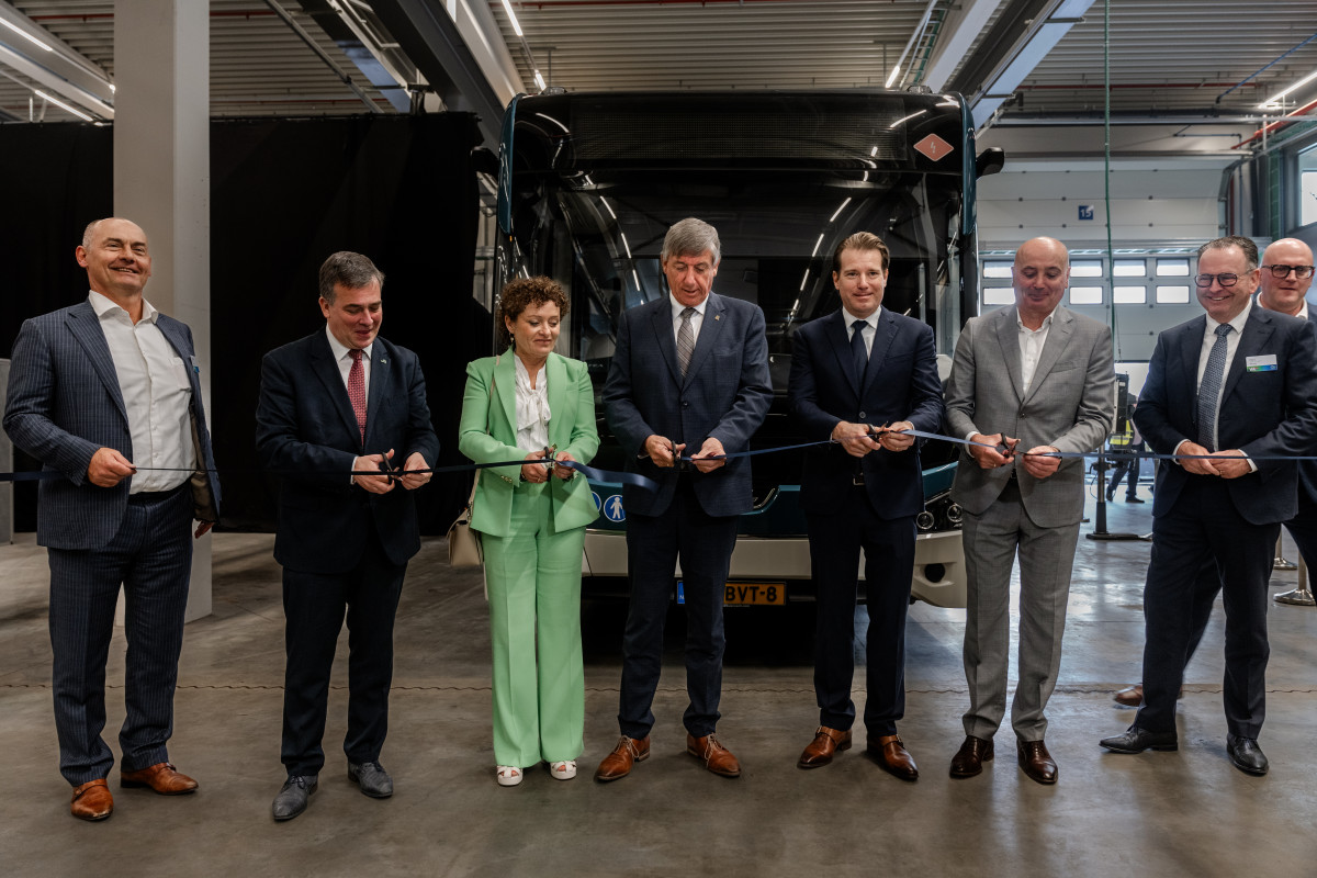 Vdl inaugura la planta de autobuses electricos de roeselare