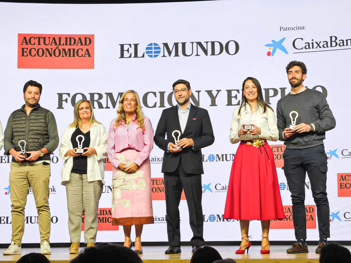 Man woman recibe el premio a las 100 mejores ideas en formacion y empleo