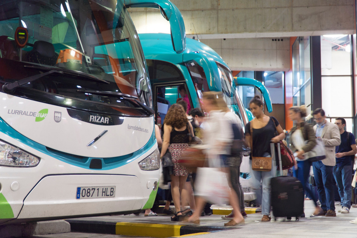 Lurraldebus pone en marcha la linea directa san sebastian hondarribia