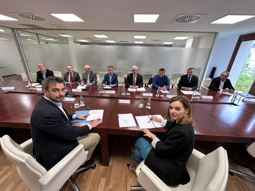 Galicia aborda los retos en materia de movilidad con las patronales del sector